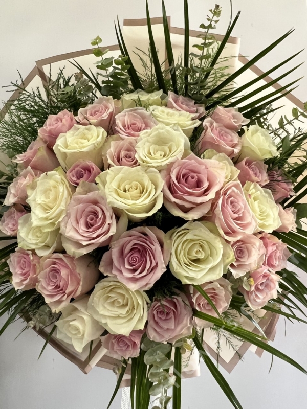 Deluxe White & Pink Rose Bouquet