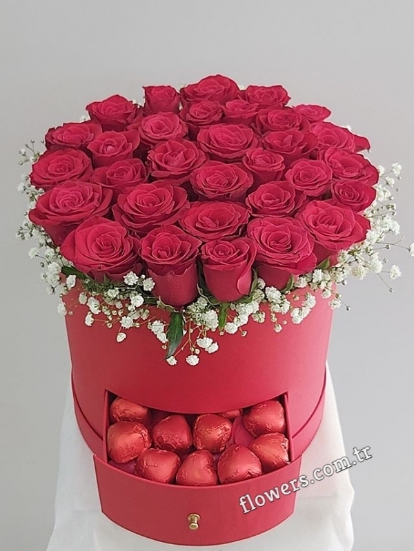 30 Red Roses and Chocolates