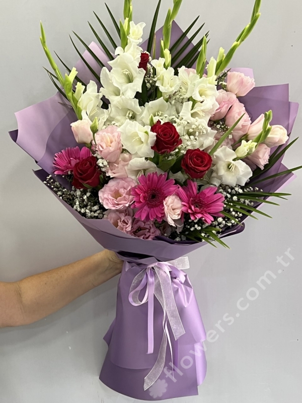 Enticing Bouquet of Mixed Flowers