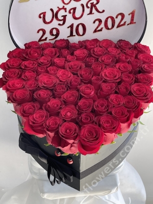 Personalized Lovely Red Roses In Heart-shaped Box