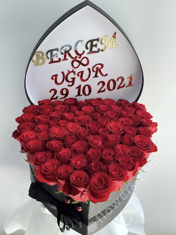 Personalized Lovely Red Roses In Heart-shaped Box